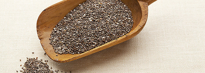 As sementes de chia oferecem uma série de nutrientes essenciais, incluindo proteínas, fibras, antioxidantes e ácidos graxos ômega 3.