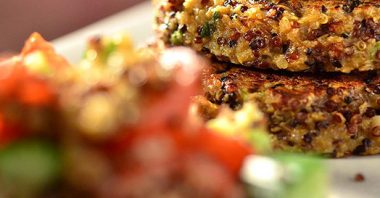 Um suculento hambúrguer de quinoa com tomate