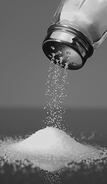 O sal refinado é um verdadeiro vilão da saúde, sendo considerado um dos principais causadores de derrames e ataques cardíacos