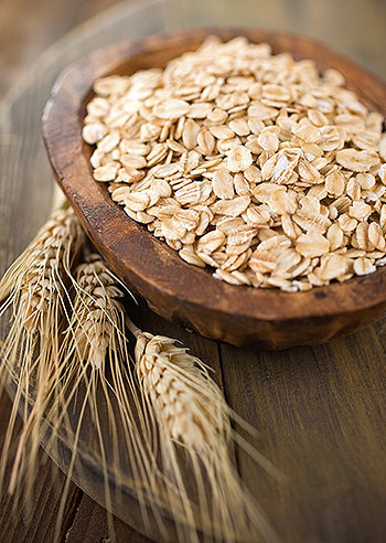 A aveia é um cereal rico em diversos nutrientes: fibras, ferro, cálcio, magnésio, zinco, cobre, manganês, vitaminas (principalmente vitamina E) e proteínas