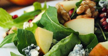 Salada de maçãs assadas com queijo cheddar