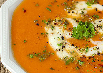 Deliciosa sopa light de tomate, cebola e alho