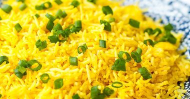 Delicioso arroz vegano temperado com curcuma