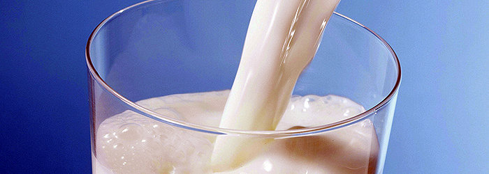 O leite é rico em cálcio, o que auxilia na formação dos dentes e na manutenção da saúde óssea.