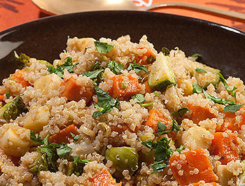 Nutritiva salada de quinoa com muitos legumes