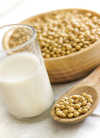 O leite de soja reduz o risco de colesterol, previne o câncer e a obesidade.