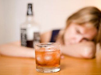 A drunkorexia acontece quando um indivíduo, preocupado obsessivamente em não engordar, passa a consumir bebidas alcoólicas em substituição à comida.