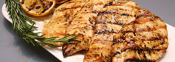 A carne de frango, alimento obrigatório na Dieta dos Musculosos, é fonte de proteína de alto valor biológico, ou seja, possui todos os aminoácidos essenciais (que o organismo não produz).