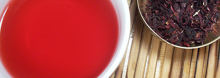 O chá de hibisco vem conquistando muitos adeptos devido às suas propriedades, benefícios e poderes emagrecedores.