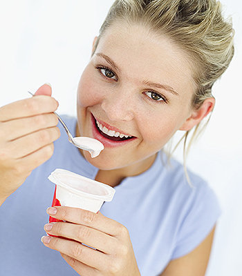A lactose, que é o açúcar do leite, é transformada em ácido lático no iogurte.